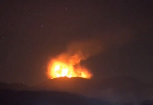 Зрелищно и зловещо: Адът изригна на земята! Вулканът Джеймс Бонд се разлюти (ВИДЕО)