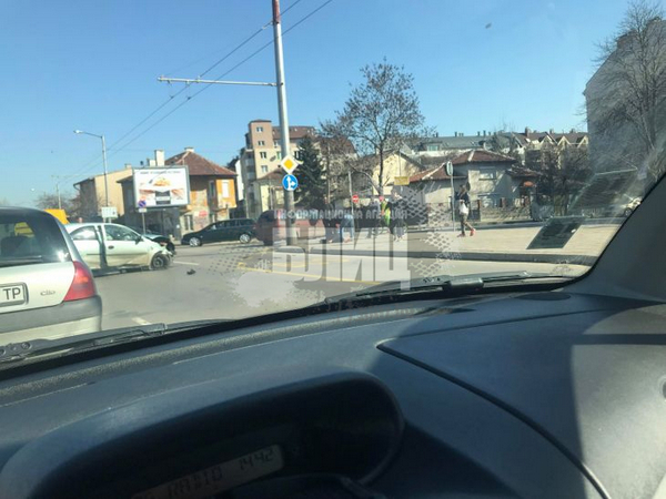 Жестоко меле на "Сливница", окървавени хора лежат на платното! (СНИМКИ)