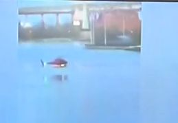 Хеликоптер се разби в река Ийст Ривър, двама загинали