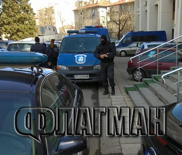 Тежковъоръжени окупираха Съдебната палата в Бургас, водят мозъка на Килърите (СНИМКИ)