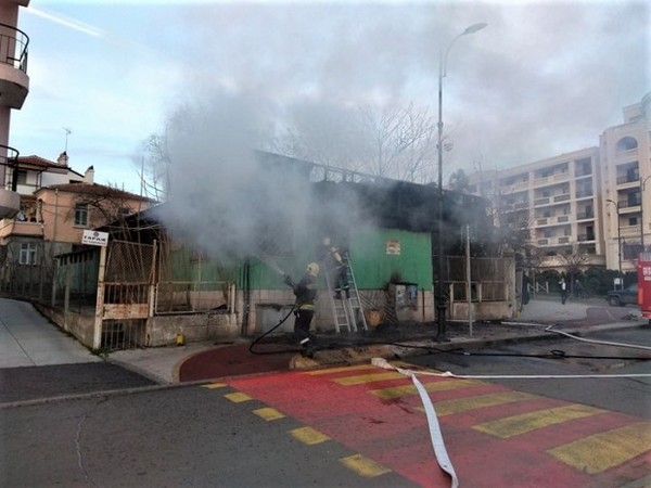 Извънредно! Пламна сграда в центъра на Бургас (СНИМКИ)