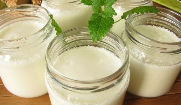 Киселото мляко прави чудеса за кожата