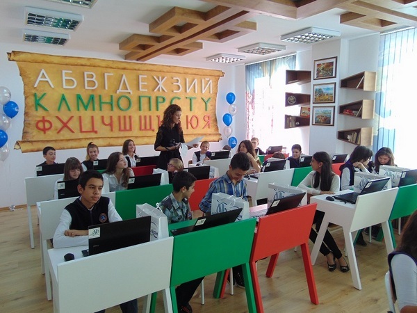 Бургаски ученици спечелиха три приза в Осмото национално състезание по творческо писане на английски език