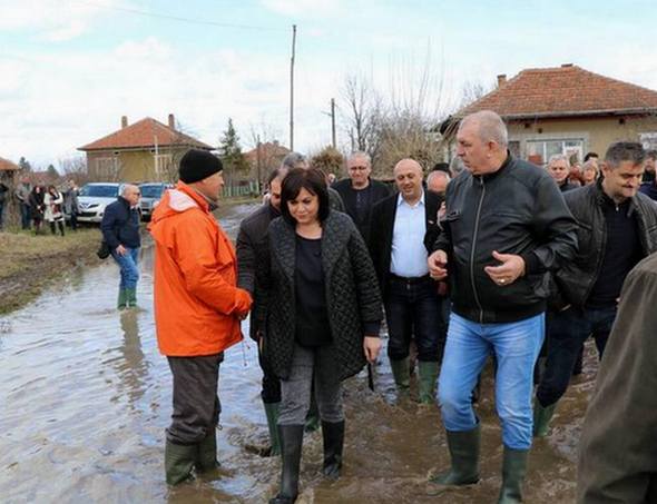 Нинова сложи гумени ботуши и отиде да носи вода при наводнението в Брегово, ГЕРБ ядосани, пуснаха видеата от посещението й (ВИДЕО)