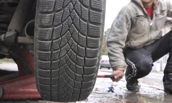 Експерт: Шофьорите да не прибързват със смяна на зимните гуми
