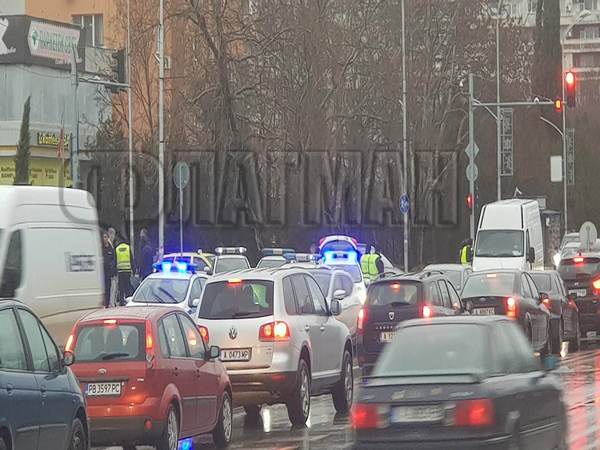 Внимание, шофьори! ПТП и ремонти задръстиха бул. „Стефан Стамболов“ в Бургас
