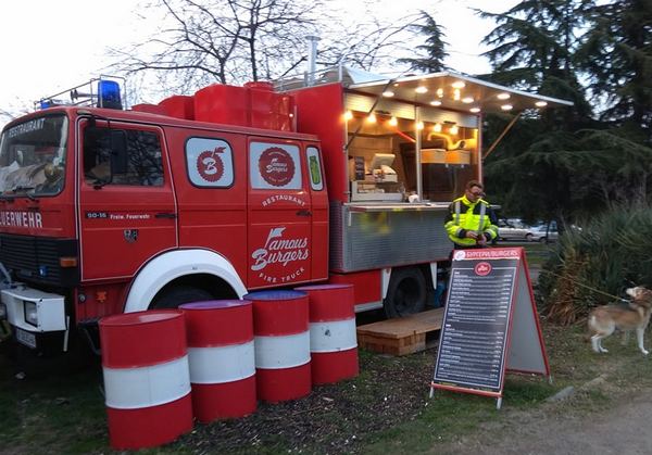 Бургаско ноу-хау: Пожарен автомобил се превърна в бургер шоп (СНИМКИ)