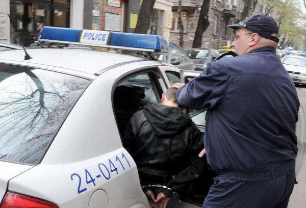 Младеж скочи на полицай в центъра, оказа съпротива при арест