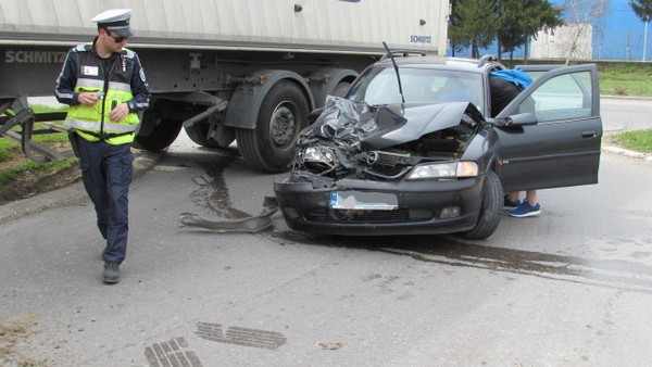 ТИР и кола се удариха на ул. ”Проф. Яким Якимов” в Бургас