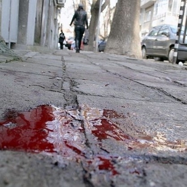 Кошмар! Откриха жена с рани в локва кръв на улицата