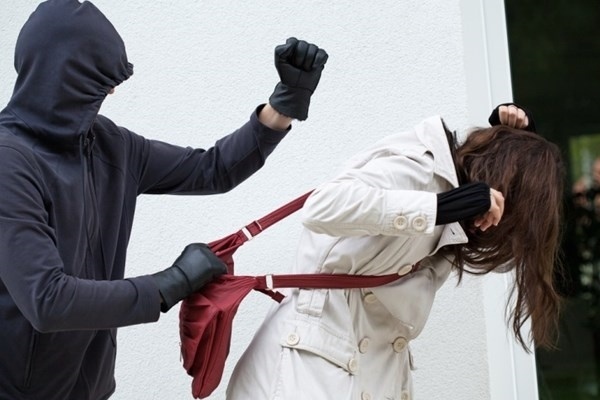 Полицията издирва опасен бандит, нападнал и ограбил жена посред бял ден в жк „Изгрев”