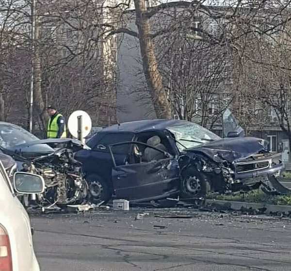 Две коли се смляха до болницата в Бургас. Има ли жертви? (СНИМКИ)