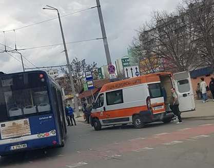 Извънредно! Автобус блъсна жена в жк „Меден рудник“, състоянието й е тежко (СНИМКИ)