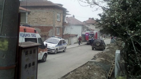 Екшън в Царево! Мъж вдигна на крак пожарна, полиция и Бърза помощ, след като подпали жилището си (СНИМКИ)