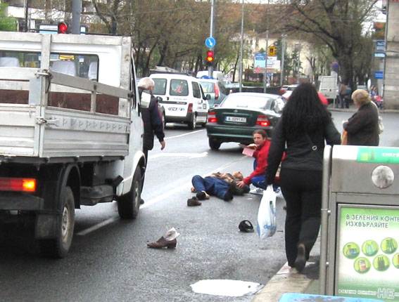 За джигитите няма пешеходни пътеки: За 20 минути пометоха двама души по бургаските улици