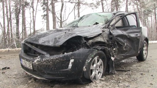 Румънска кола смазана след челен сблъсък с ТИР