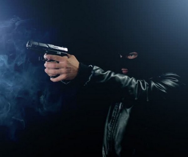 Екшън: Мъж с маска и пистолет опита да обере Лафка