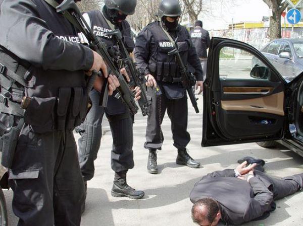Мащабна спецакция в Бургаско! Арестуваха 15 мъже за лихварство и продажба на наркотици