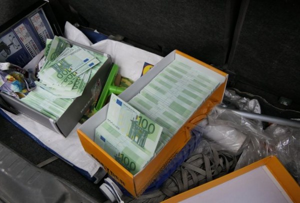 Масови арести! ГДБОП разби група за фалшиви пари и документи (СНИМКИ / ВИДЕО)