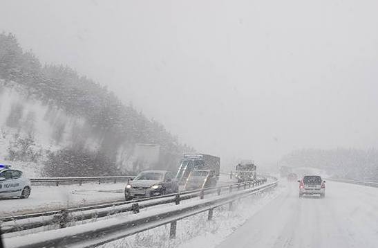 47 машини чистят снега в Бургаско. Ловят ли снежинките във въздуха?