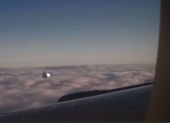 Снимаха гигантски НЛО от борда на самолет