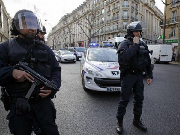 Въоръжен мъж взе заложници във Франция