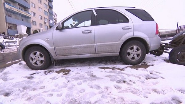 Нагла кражба: Задигнаха колата на жена, докато я чисти от снега