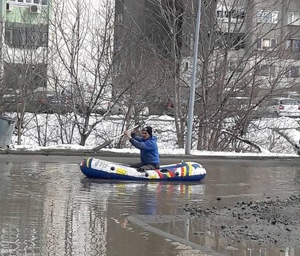 Уникално в столицата! Гражданин излезе с лодка по софийските улици в кал и води