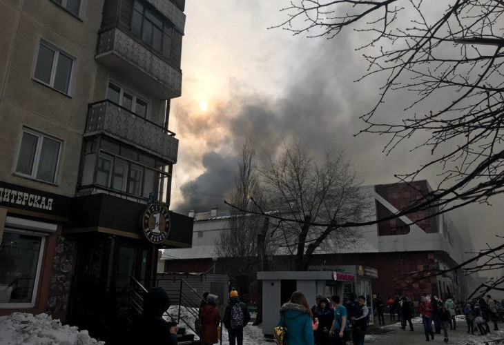 Кошмар в Русия! Пламъци в мол Кемерово, хора скачат от прозорците, има загинали деца (СНИМКИ/ВИДЕО)