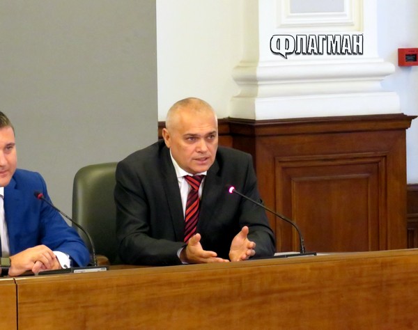 Вътрешният министър Валентин Радев с извънредно посещение в Бургас, придружава го главсекът на МВР ( НА ЖИВО)