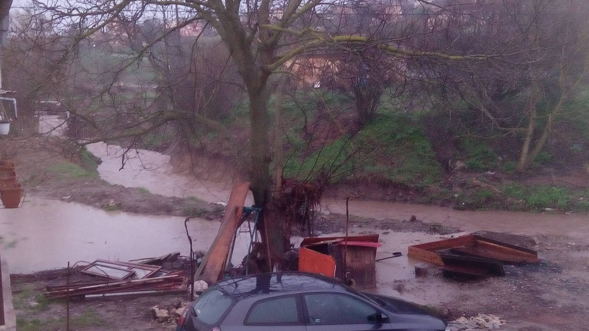 Реката в Черни връх прелива