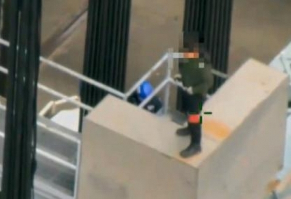 Мъж се опита да скочи от мост и да се самоубие, полицаи го спасяват