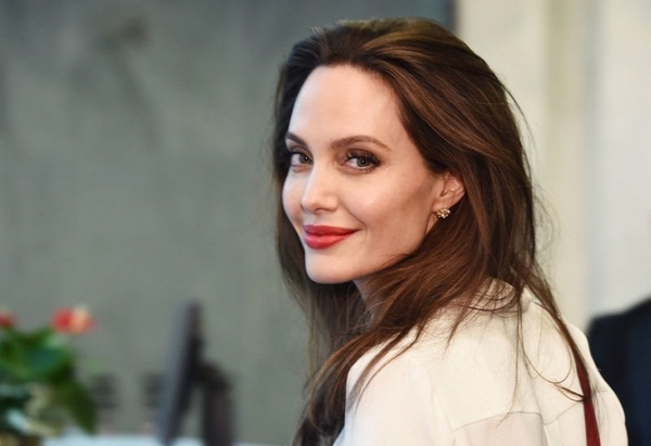 Нова бомба: Анджелина Джоли се хвана с бедняк, изплуваха интимни подробности за аферата им!