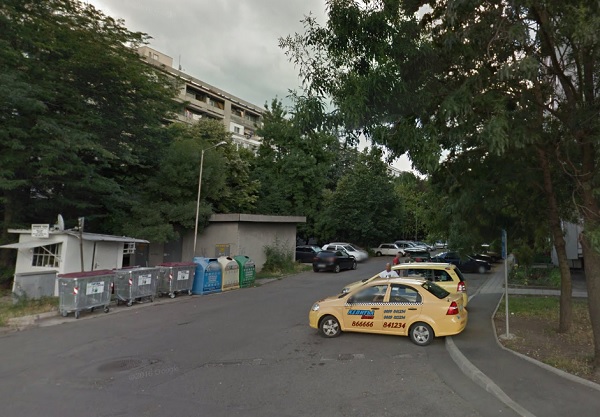 Бургазлии скочиха срещу таксиметрова стоянка в жк „Славейков“: Превърнаха блока ни в тоалетна!