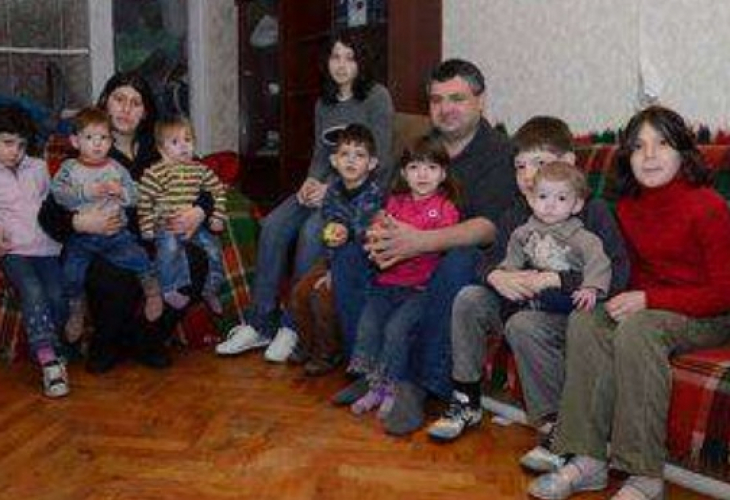 Покъртителна история! Отнеха 11-те деца на многодетно българско семейство