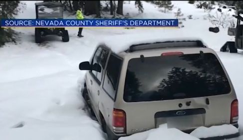 Жена 10 дни блокирана от сняг в колата си