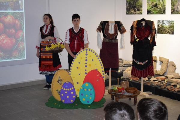 Деца от Приморско показаха как се празнува Великден у нас и по света
