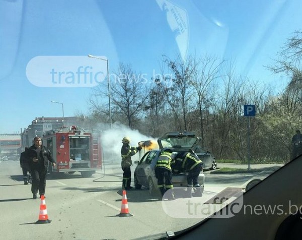 Кола се запали в движение, пожарникари гасят пламъците (СНИМКИ)