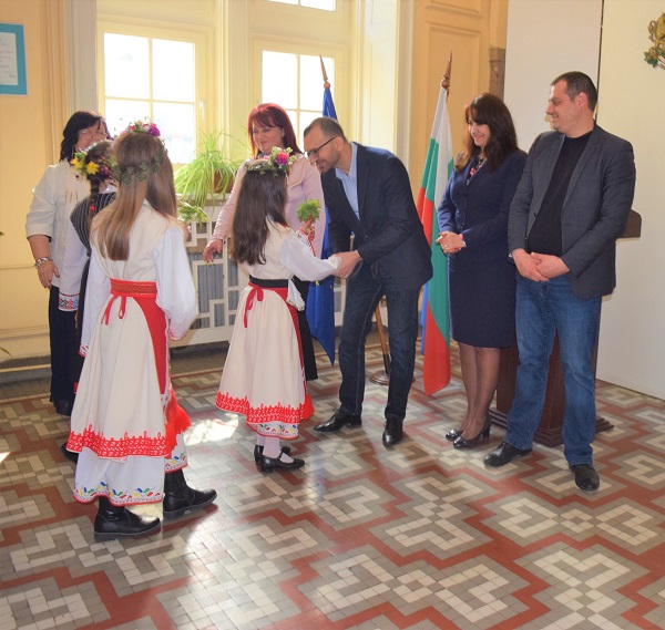 Малки лазарки гостуваха в Областна администрация Бургас