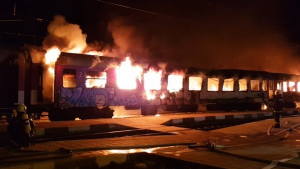 Страховито ВИДЕО от пожара във влака София - Бургас! Купетата горят като факли
