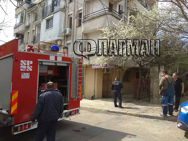 Извънредно! Евакуираха 5-етажна кооперация в сърцето на стария Бургас заради пожар (СНИМКИ)