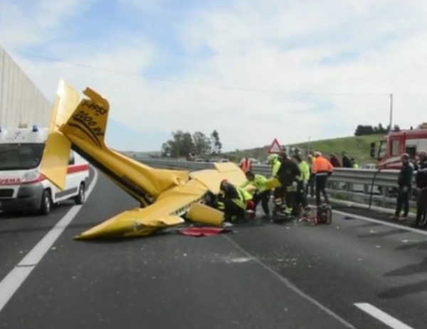 Малък самолет се разби на  магистралата