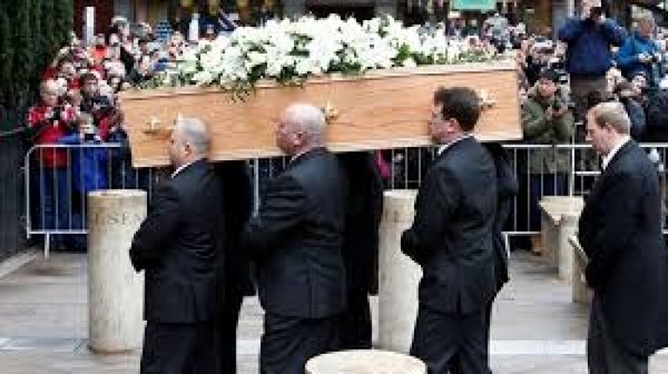 Стотици роднини, приятели и колеги се сбогуваха със Стивън Хокинг на погребението му
