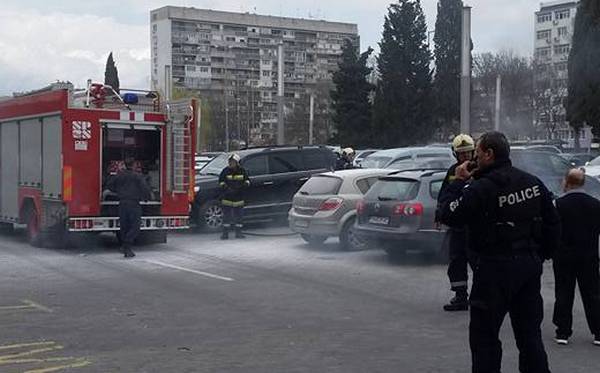 Паника в мола! Кола избухна в пламъци пред търговски център в Бургас (СНИМКИ)