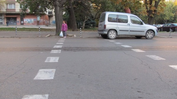 Лек автомобил помете 12-годишно дете на пешеходна пътека и избяга