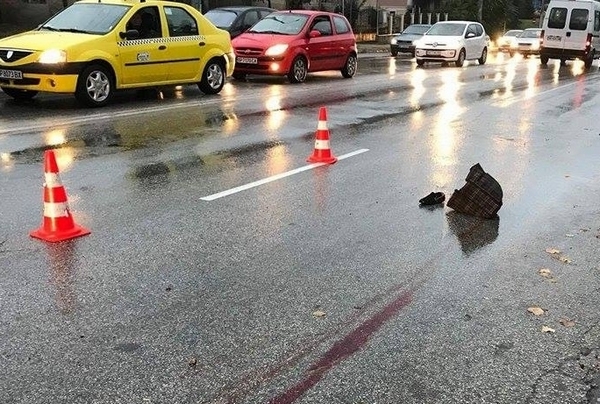 Кръв на пътя! Жена бере душа, след като я пометоха на пешеходна пътека