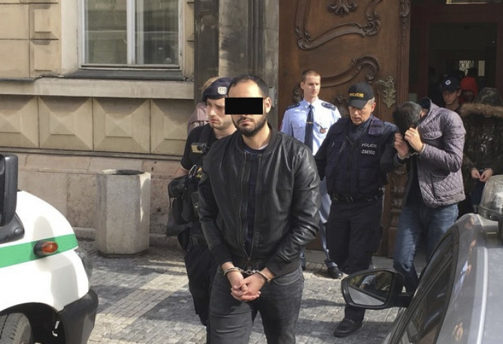 Зрелищно ВИДЕО! Въоръжени до зъби командоси арестуват шестимата бежанци, изнасилили млада туристка в Прага