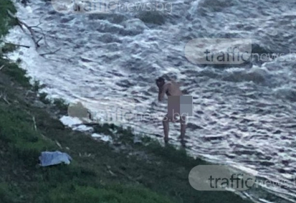Чисто гол мъж откри плажния сезон (СНИМКА 18+)