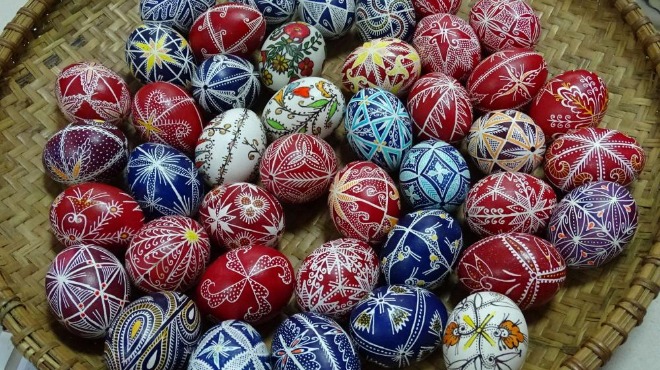 Рекорд на Велика събота: Боядисаха 1000 яйца за 3 минути (ВИДЕО)