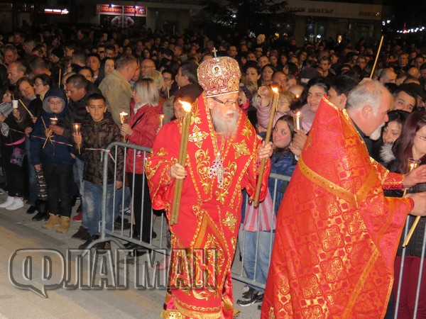 Христос Воскресе! Хиляди бургазлии посрещнаха Великден на пл. "Св. св. Кирил и Методий" (СНИМКИ/ВИДЕО)